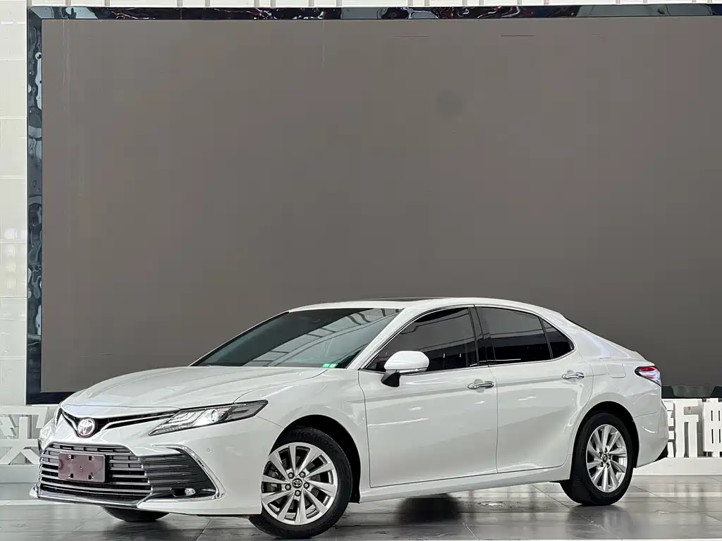 Toyota Camry 2022 — фото 1