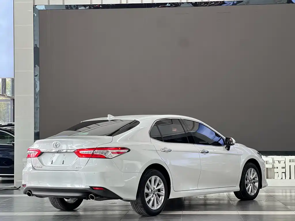 Toyota Camry 2022 — фото 19