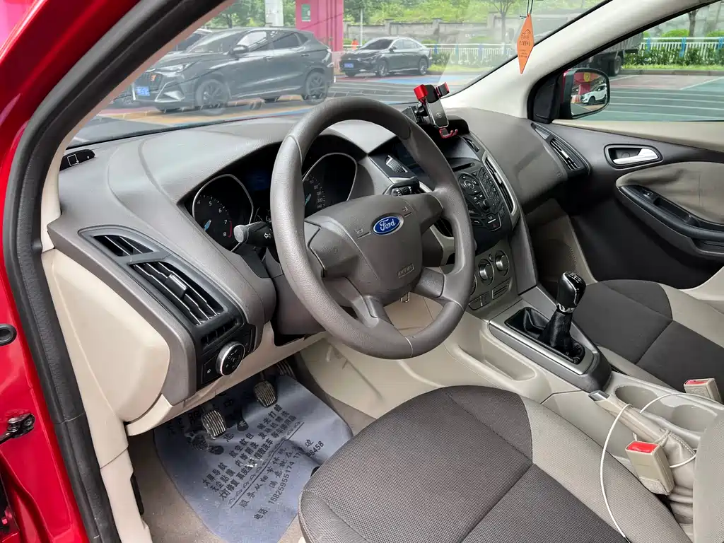 Ford Focus 2013 — фото 16