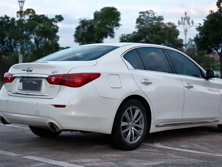 Infiniti Q50L 2015 — фото 8