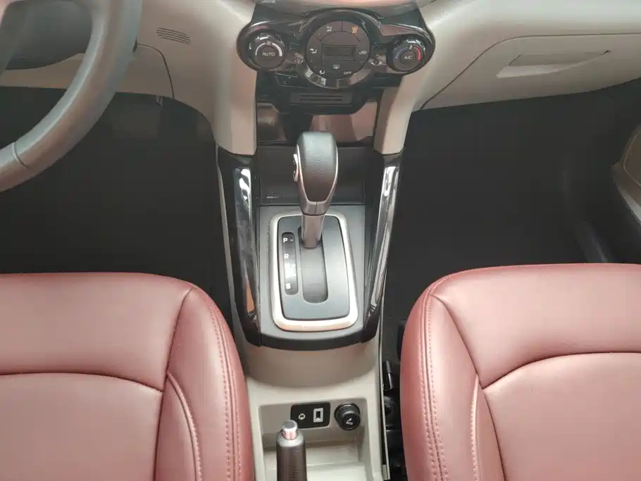 Ford EcoSport 2013 — фото 16