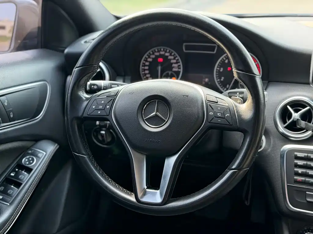 Mercedes-Benz A-Class 2015 — фото 16