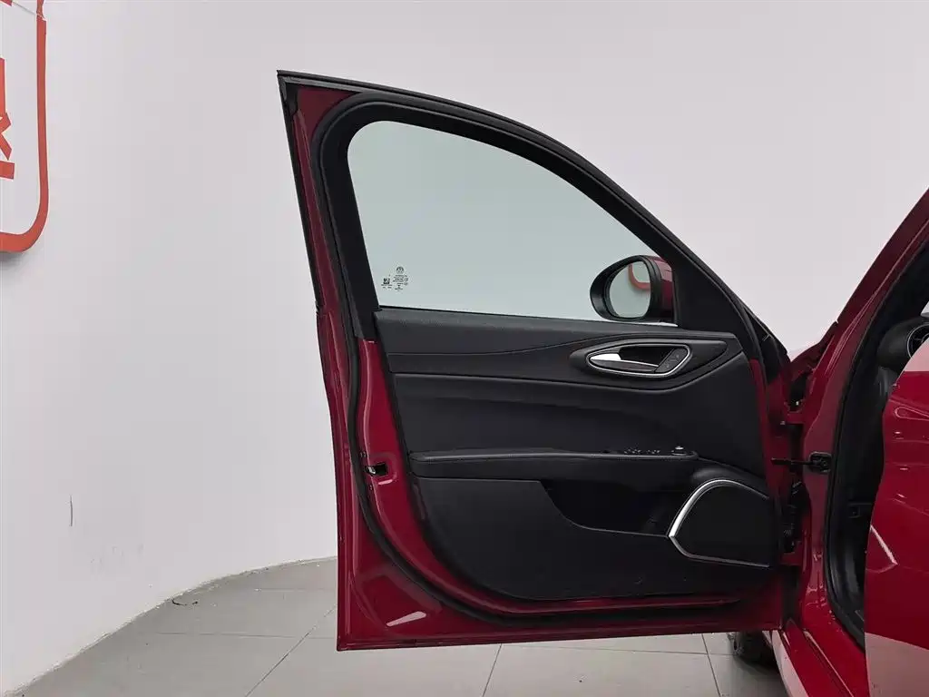 Alfa Romeo Giulia 2023 — фото 8