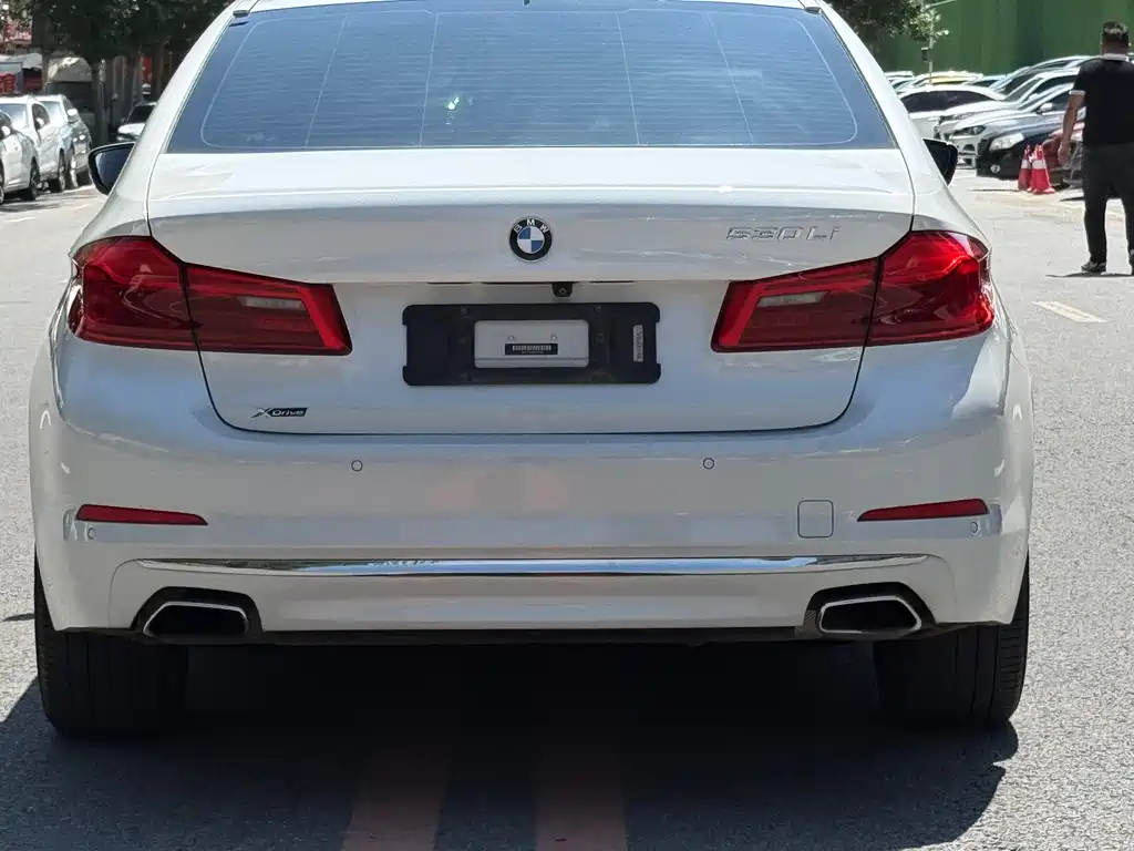 BMW 5 Series 2019 — фото 16