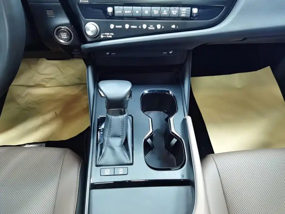 Lexus ES 2023 — фото 16