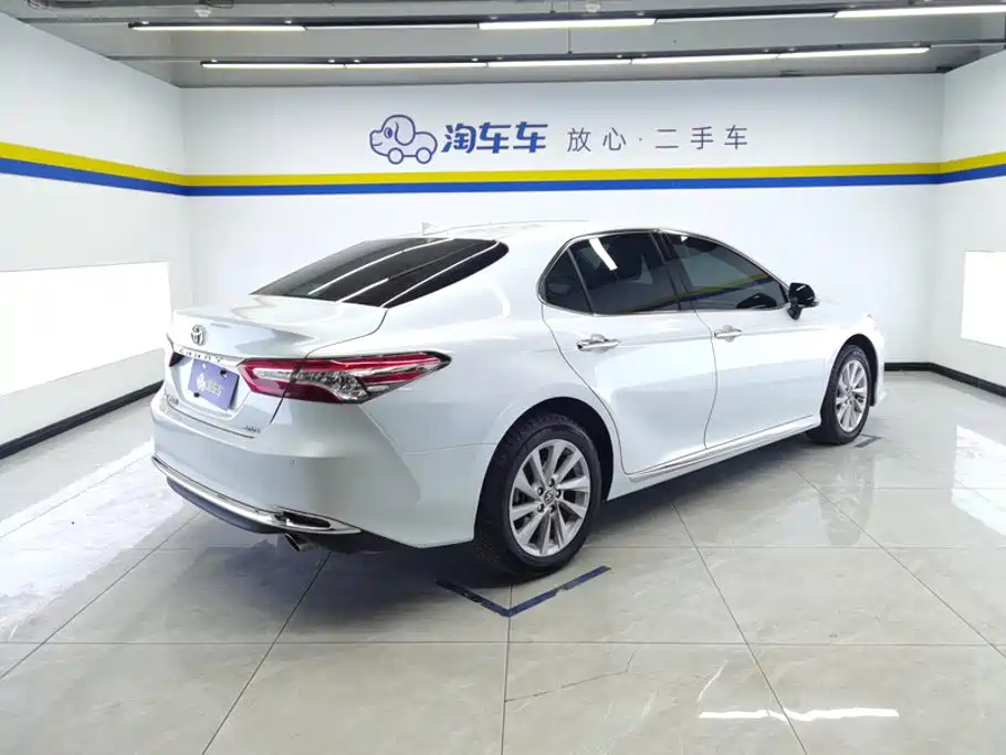 Toyota Camry 2023 — фото 3