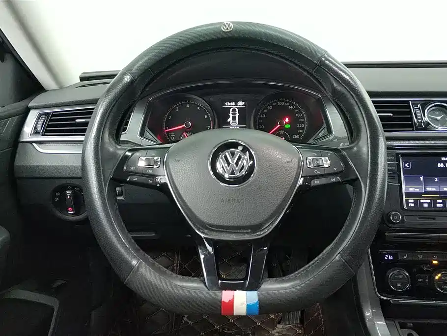 Volkswagen Passat 2017 — фото 15