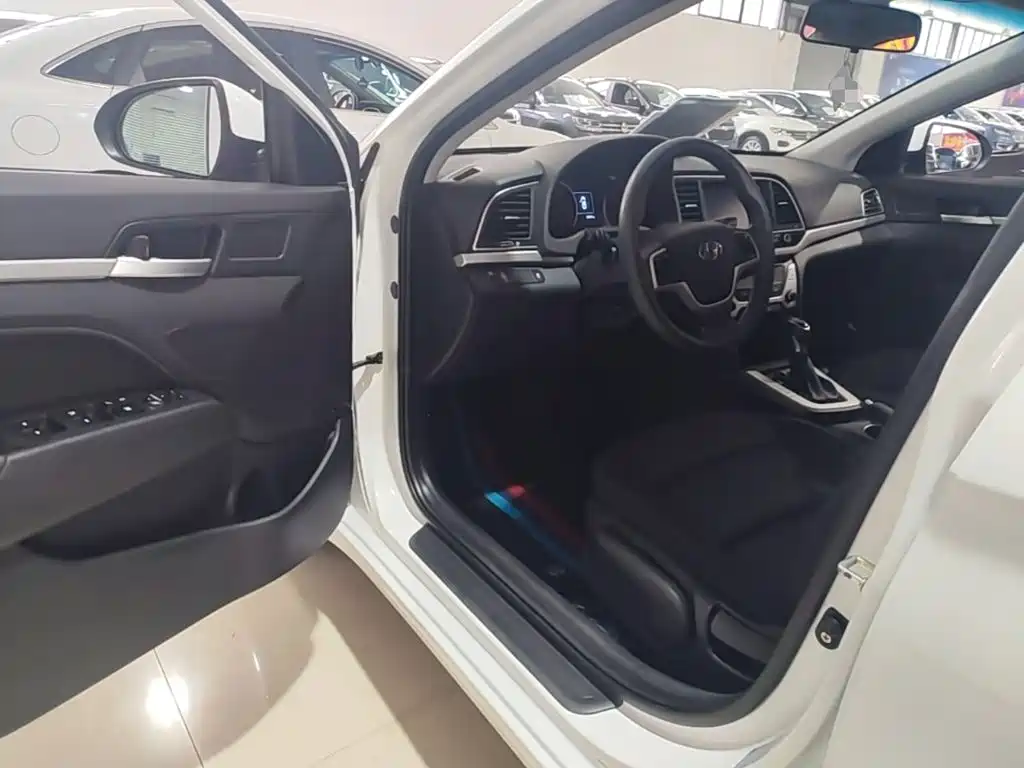 Hyundai Elantra 2019 — фото 16