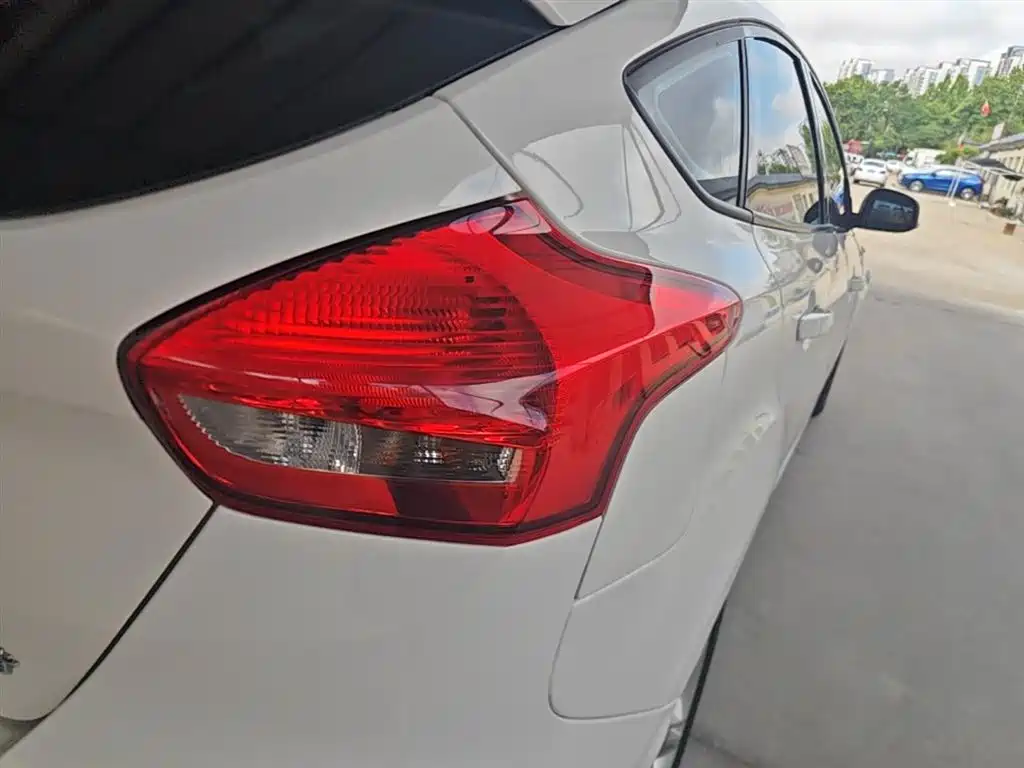 Ford Focus 2019 — фото 8