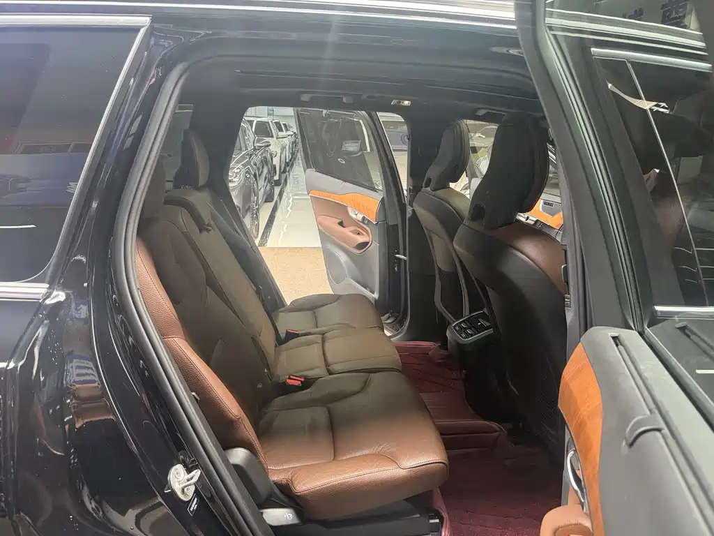 Volvo XC90 2022 — фото 16