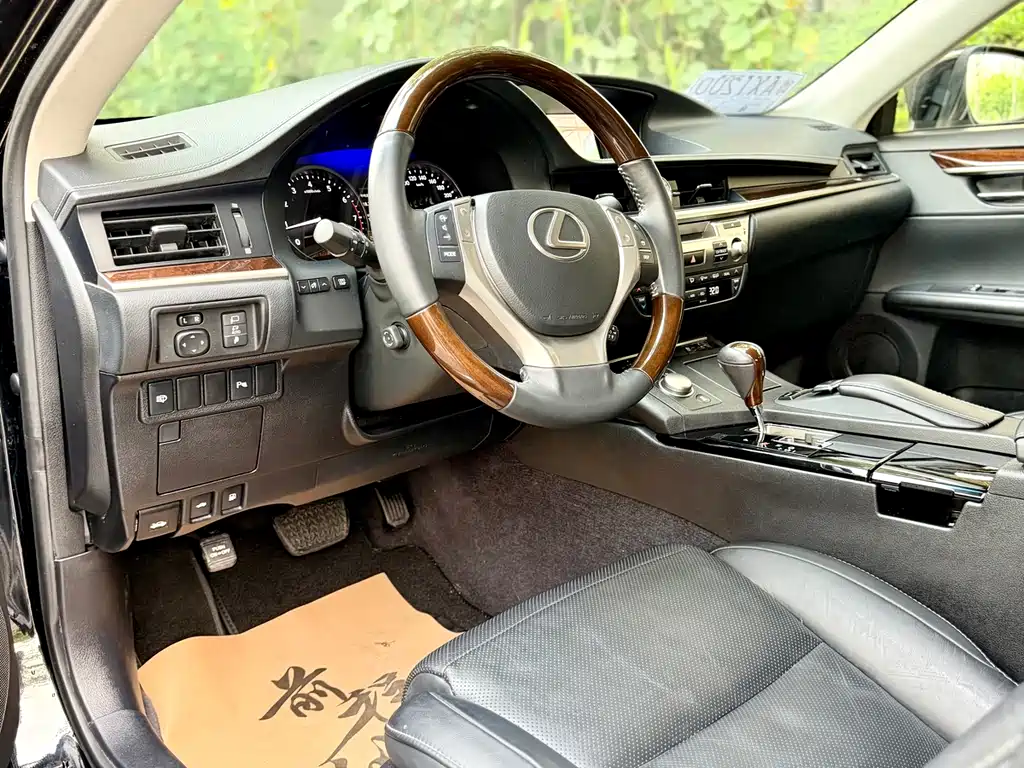 Lexus ES 2014 — фото 11
