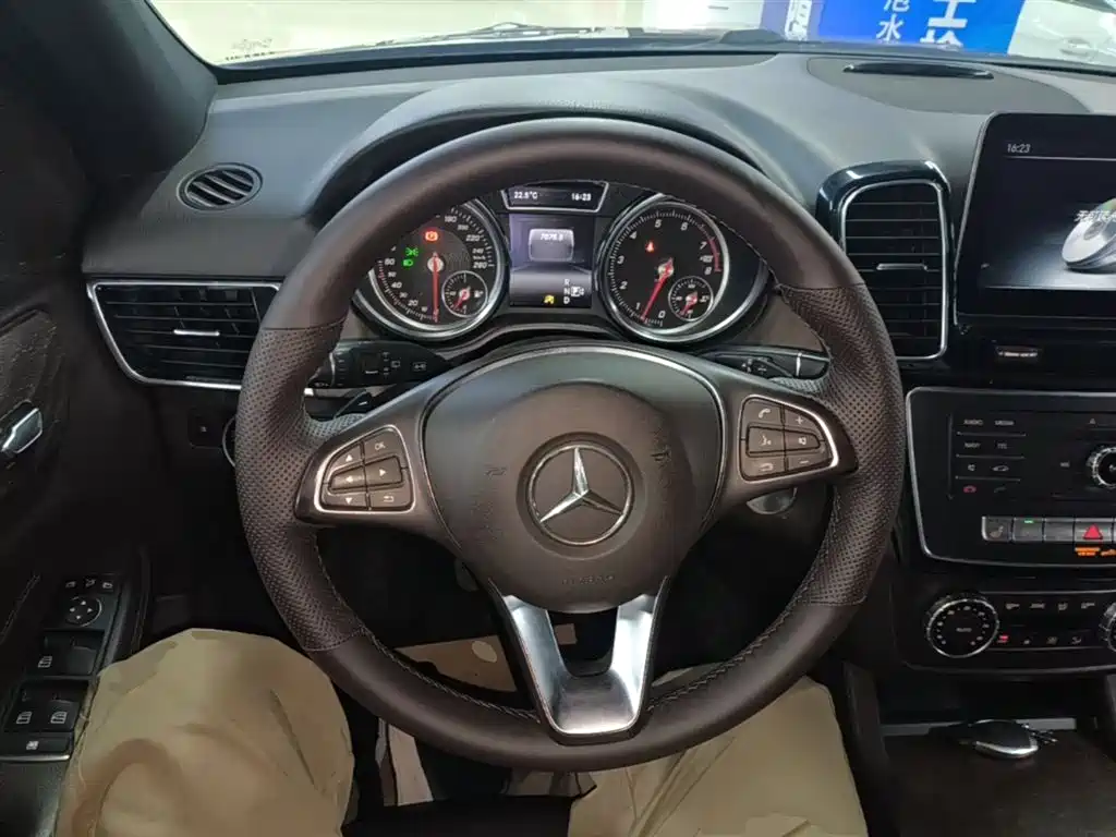 Mercedes-Benz GLE 2016 — фото 11