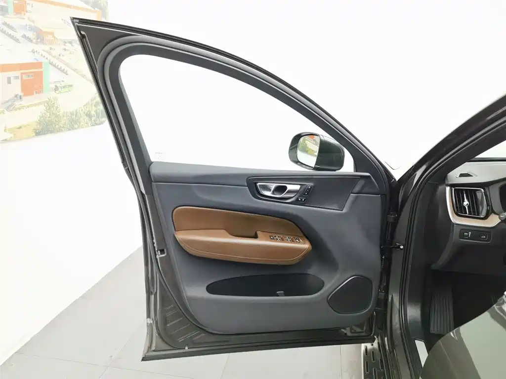 Volvo XC60 2022 — фото 8