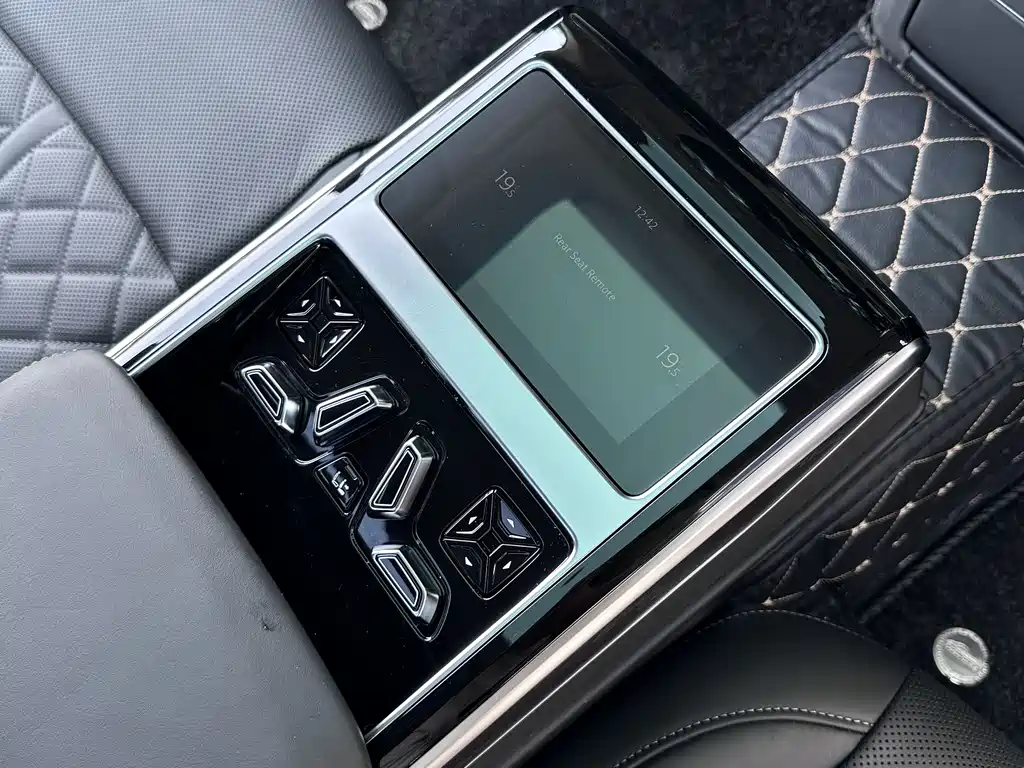 Audi A8 2023 — фото 14