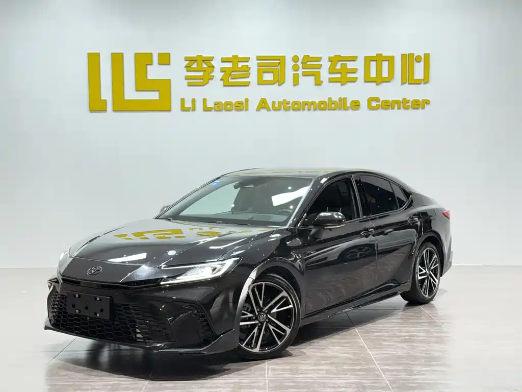 Toyota Camry 2025 — фото 1