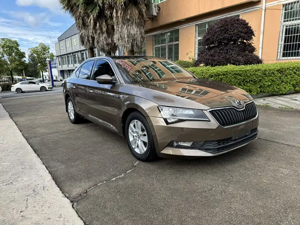 Skoda Superb 2017 — фото 20