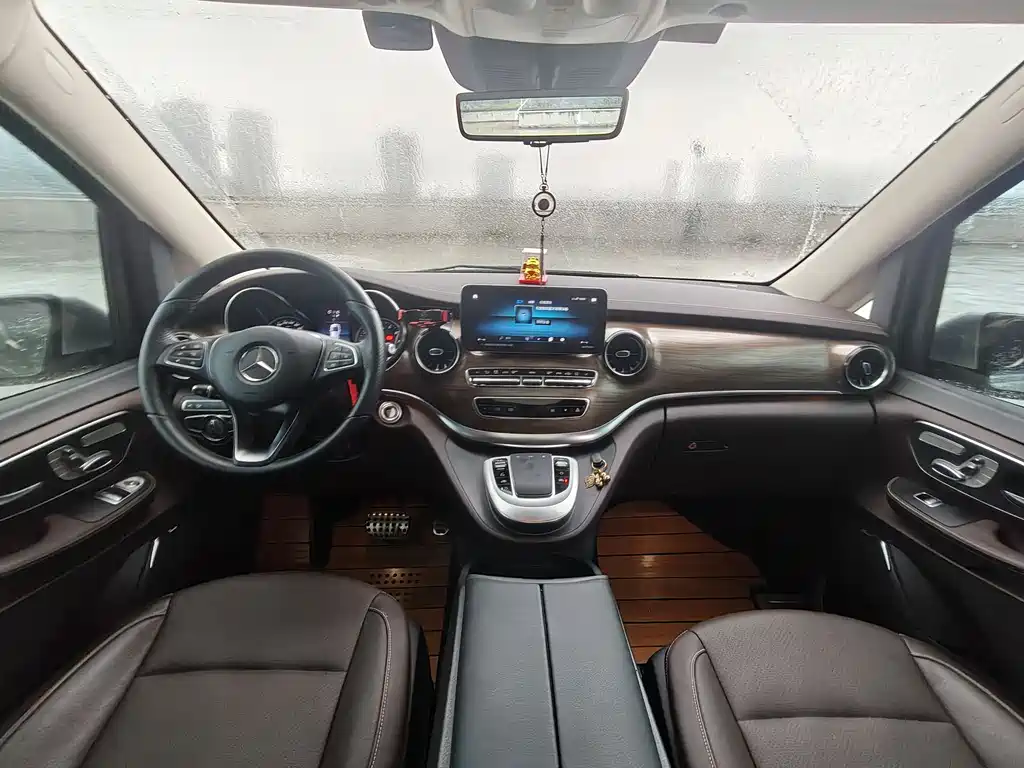 Mercedes-Benz V-Class 2023 — фото 17