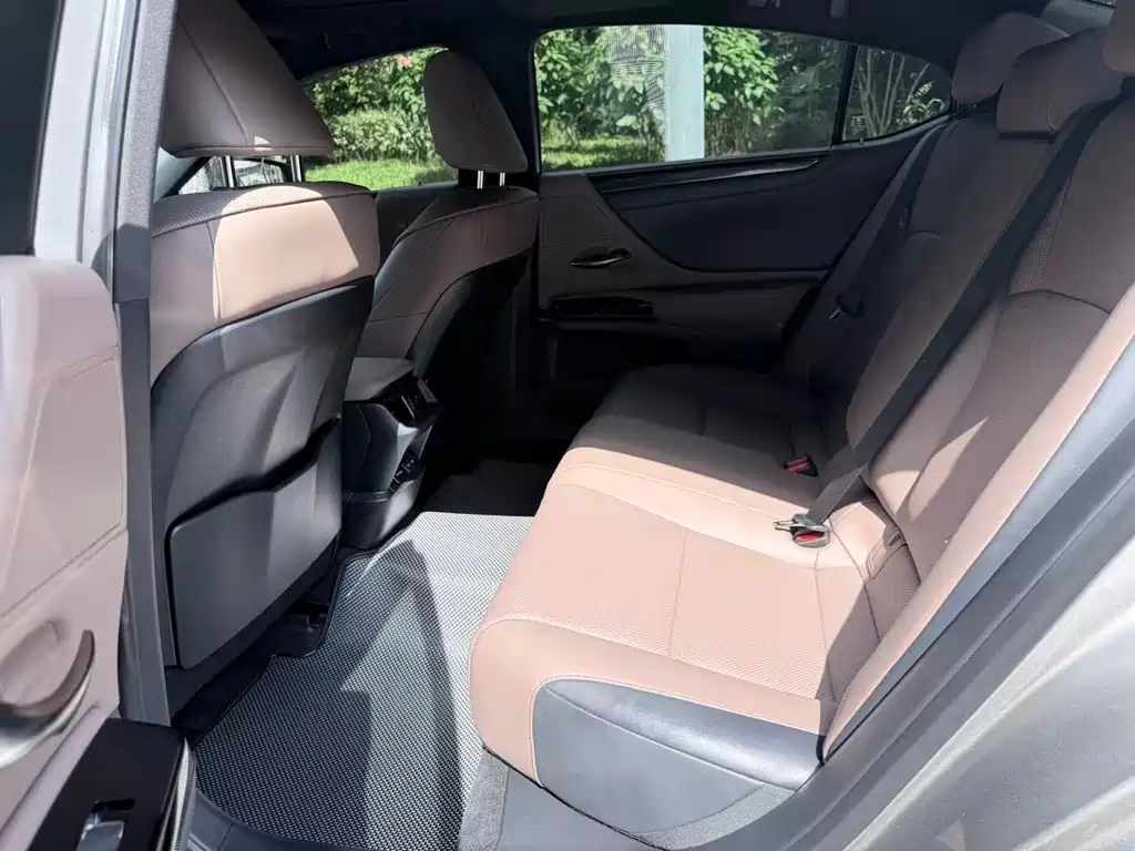 Lexus ES 2022