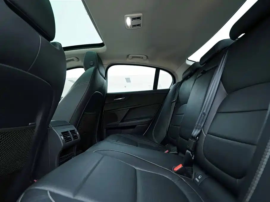 Jaguar XE 2015 — фото 21
