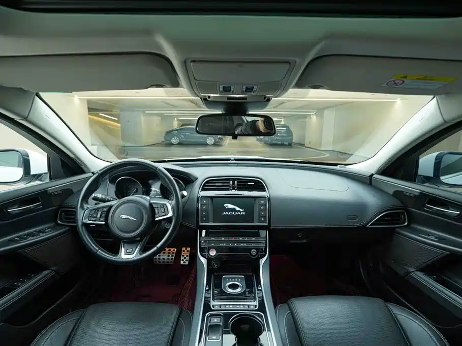 Jaguar XE 2015 — фото 20