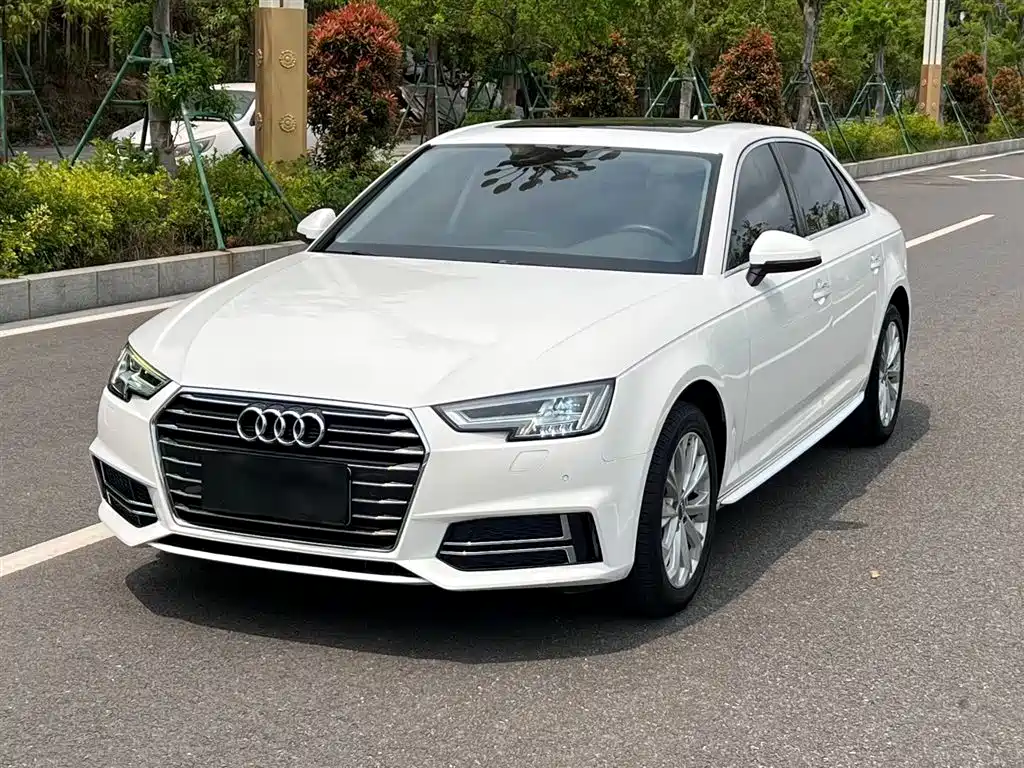 Audi A4L 2019 — фото 1