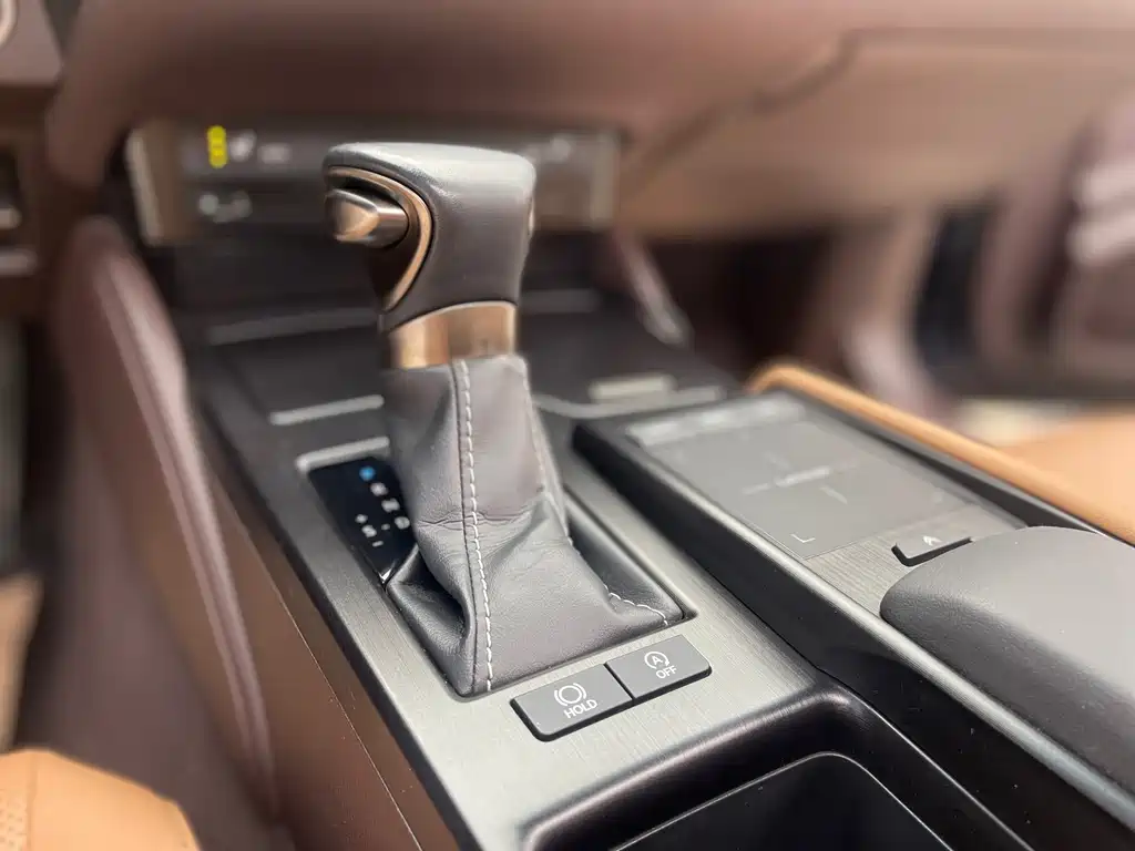 Lexus ES 2019 — фото 13