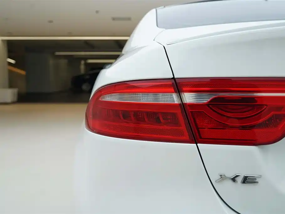 Jaguar XE 2015 — фото 16
