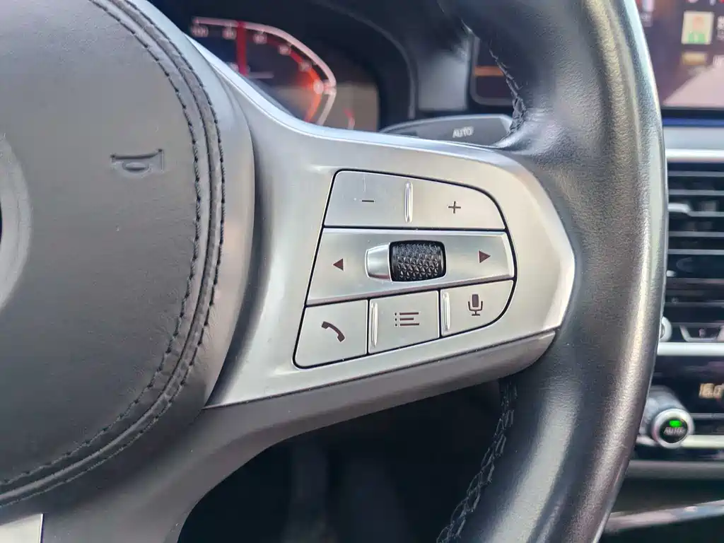 BMW 5 Series 2023 — фото 16