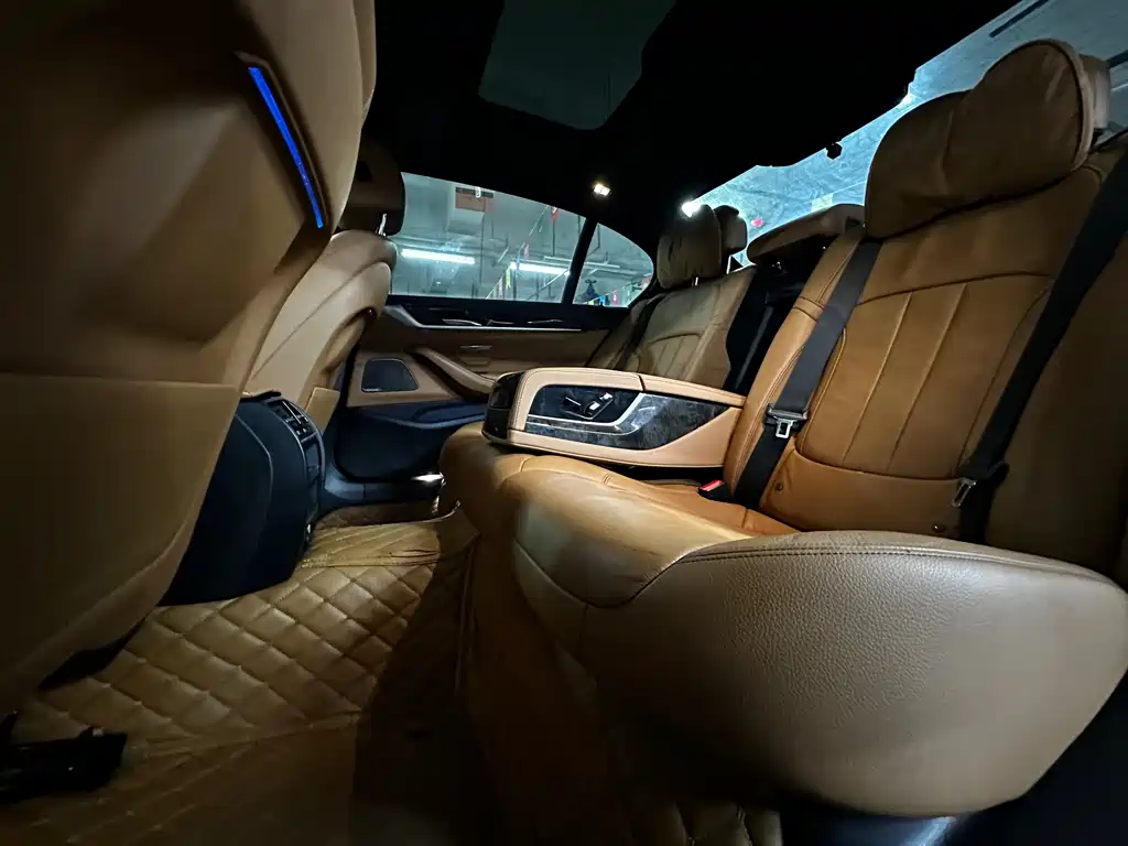 BMW 5 Series 2018 — фото 12
