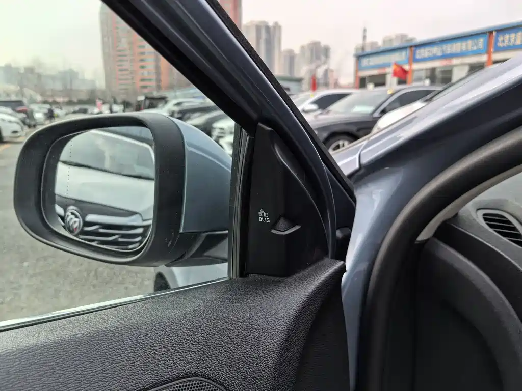 Volvo V40 2018 — фото 10
