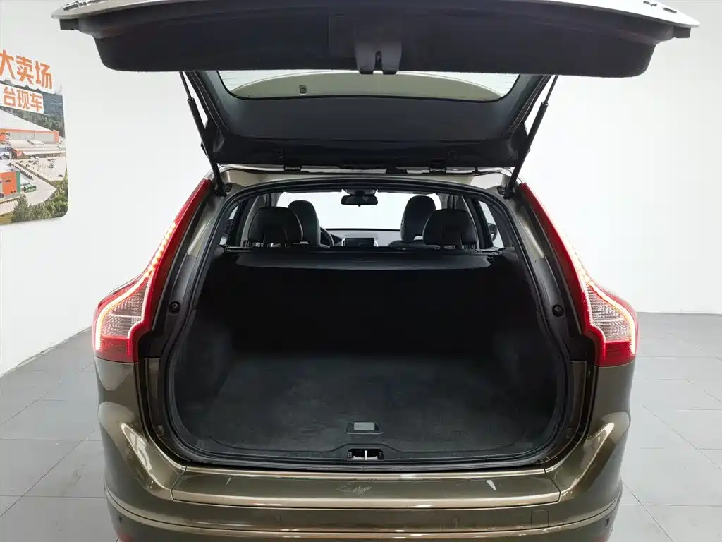 Volvo XC60 2017 — фото 16