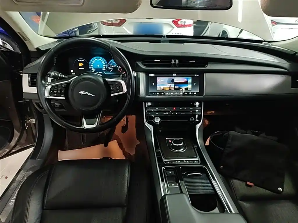 Jaguar XFL 2018 — фото 10
