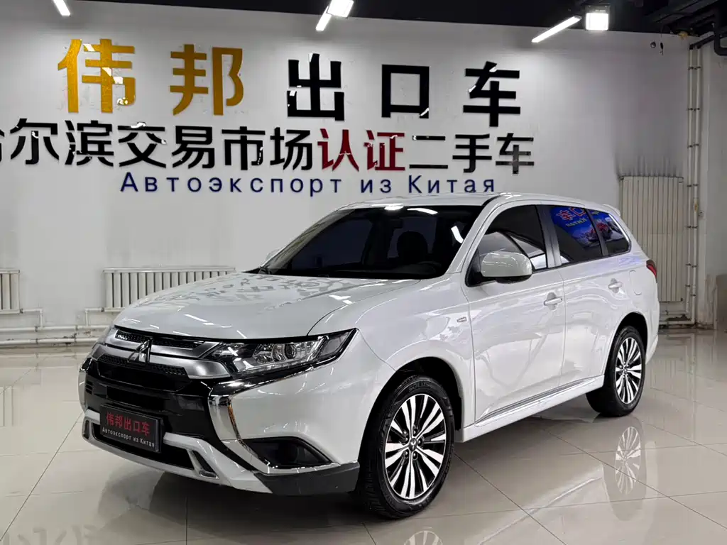 Mitsubishi Outlander 2022 — фото 1