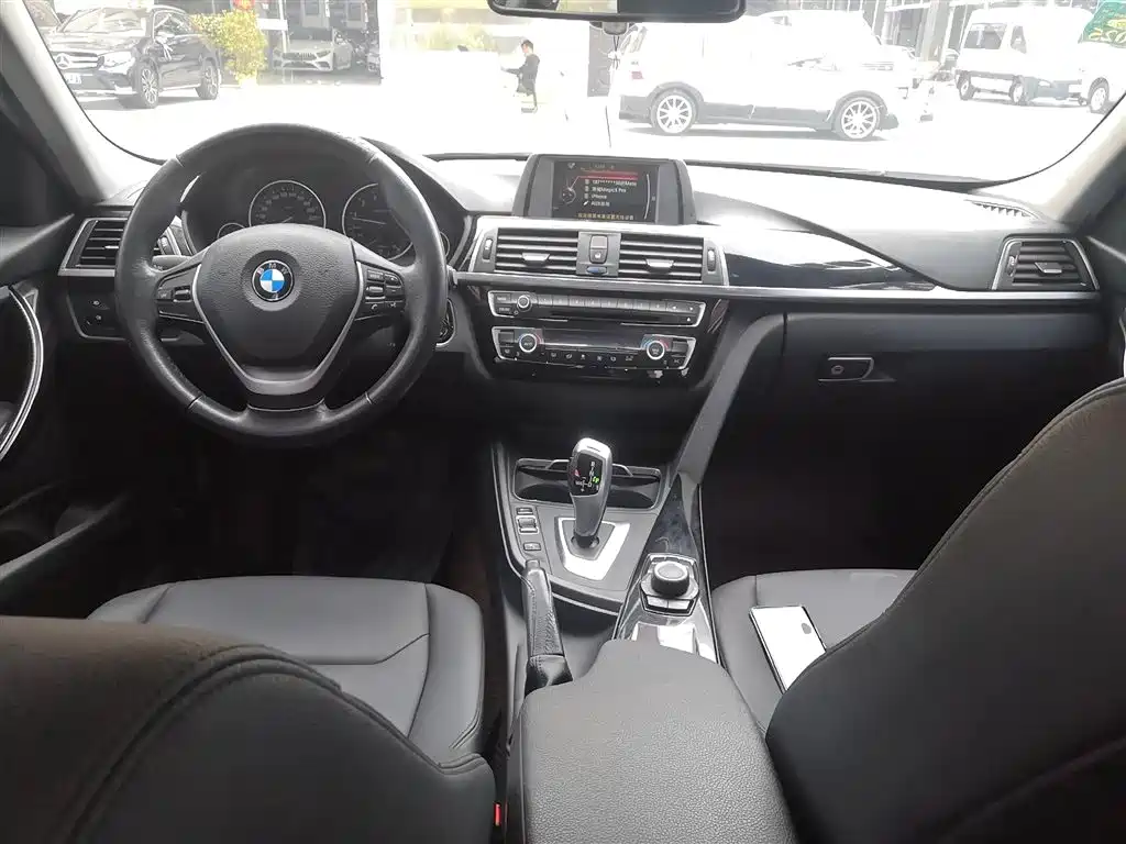 BMW 3 Series 2017 — фото 10