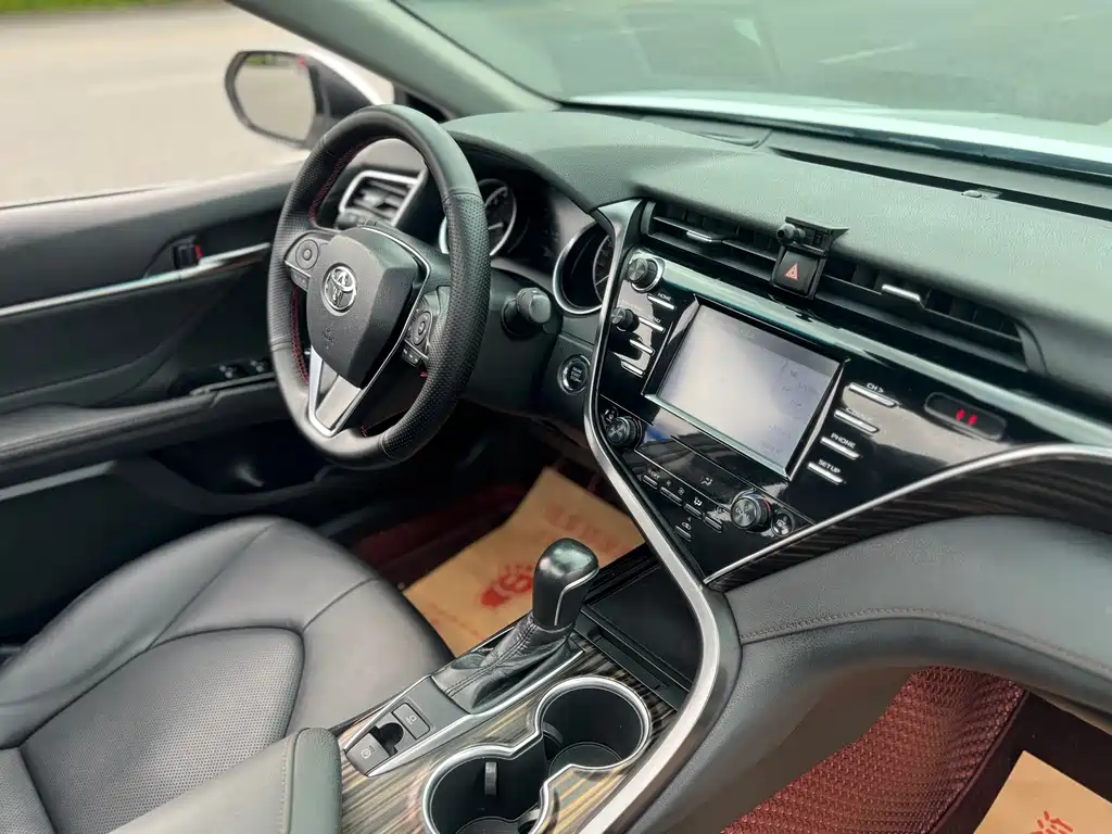 Toyota Camry 2019 — фото 10
