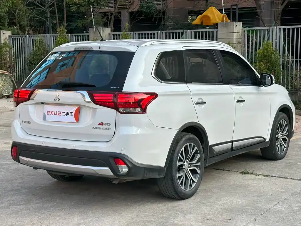 Mitsubishi Outlander 2016 — фото 9