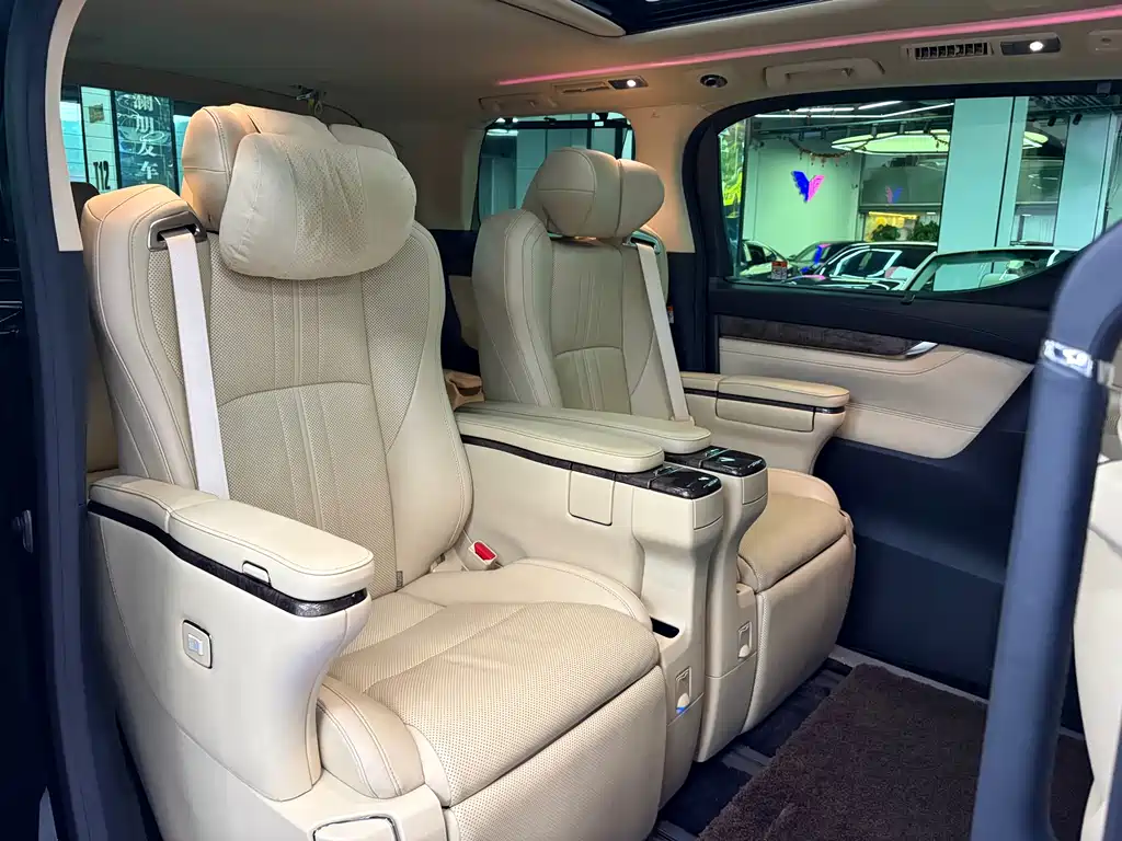 Toyota Alphard 2023 — фото 13