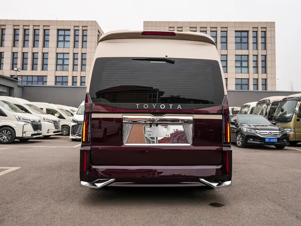 Toyota Hiace 2024 — фото 23