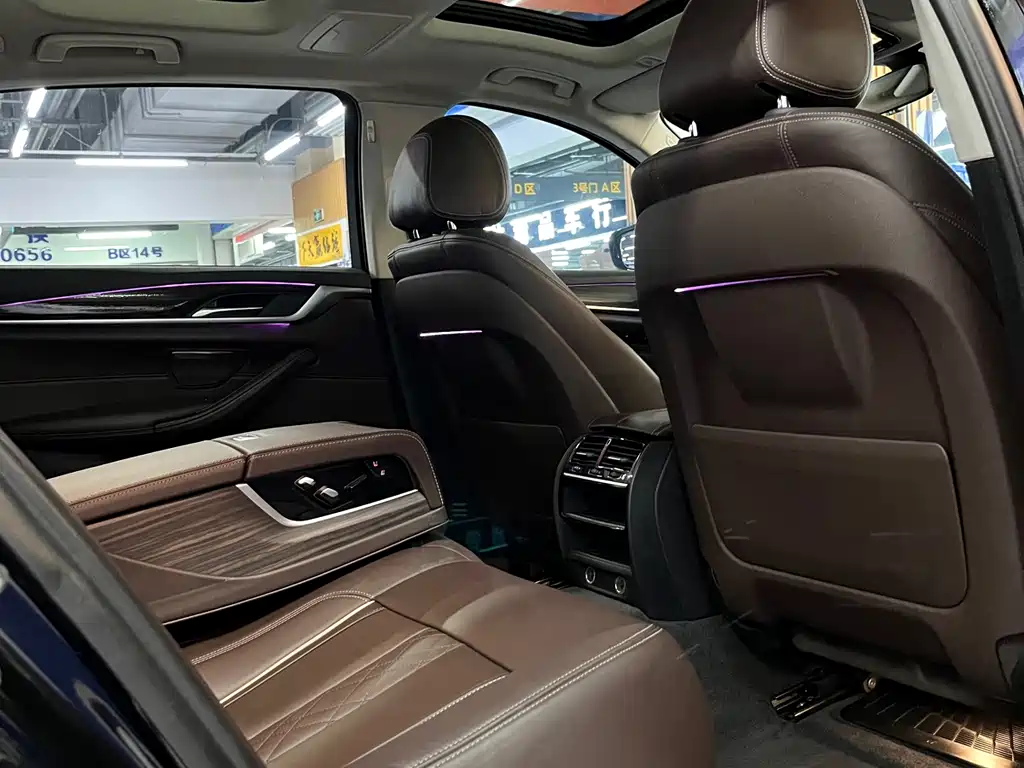 BMW 5 Series 2017 — фото 13