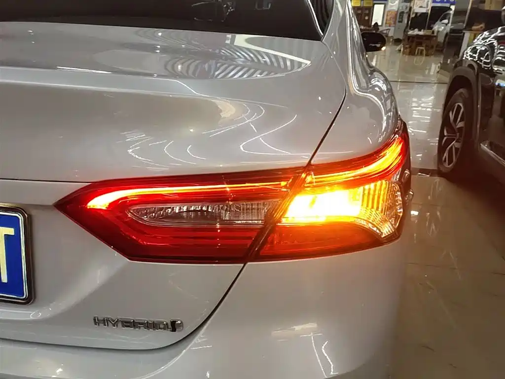 Toyota Camry 2021 — фото 8