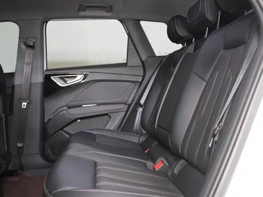Audi Q4 e-tron 2024 — фото 8