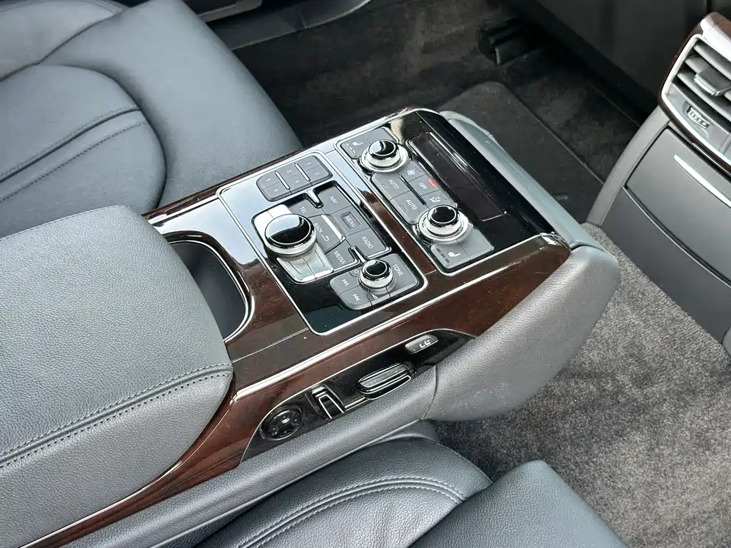 Audi A8 2015 — фото 19