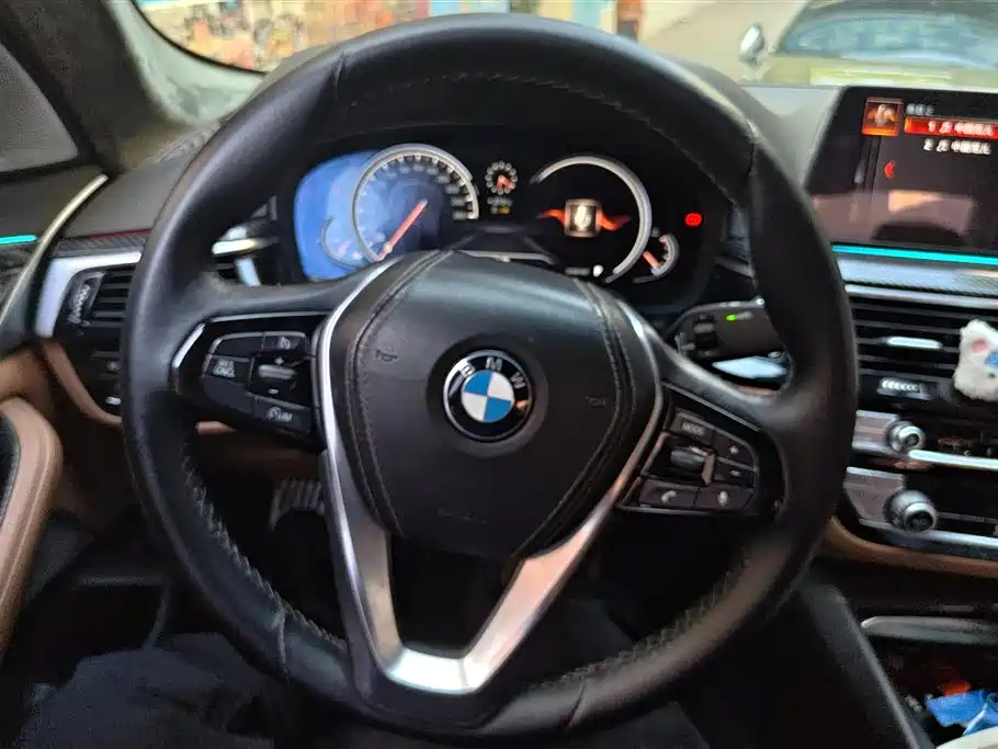 BMW 5 Series 2018 — фото 15