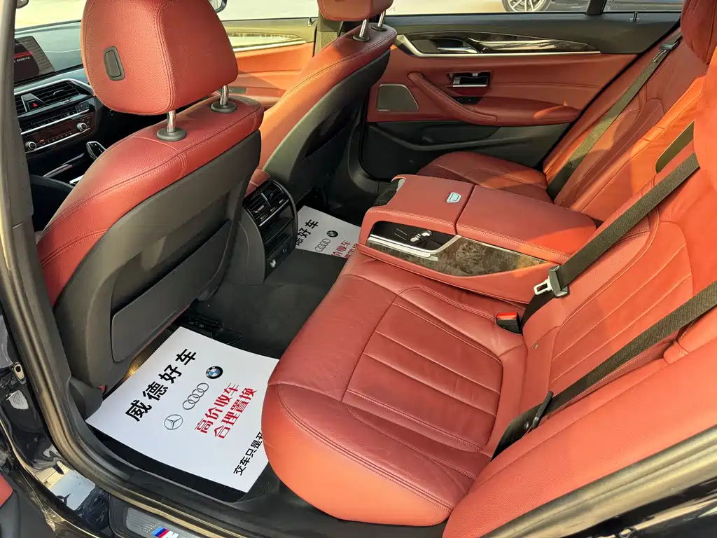 BMW 5 Series 2018 — фото 11