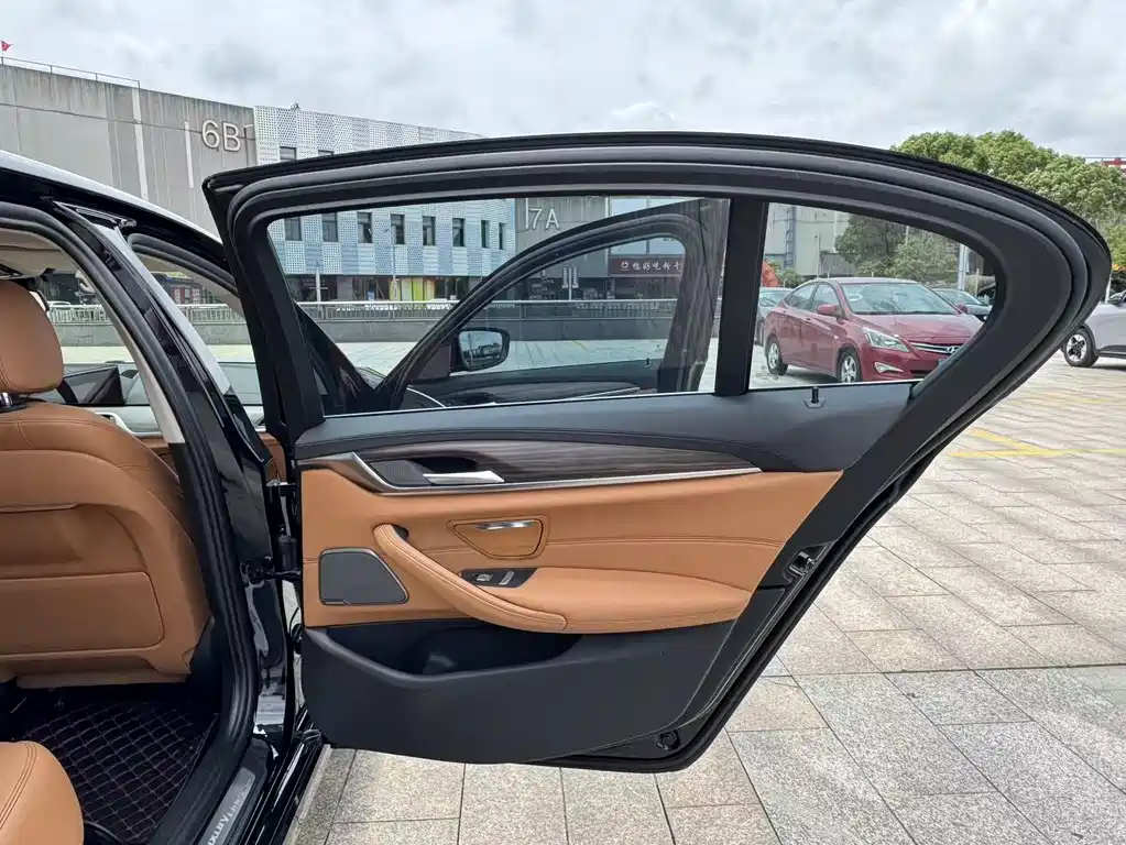 BMW 5 Series 2018 — фото 22