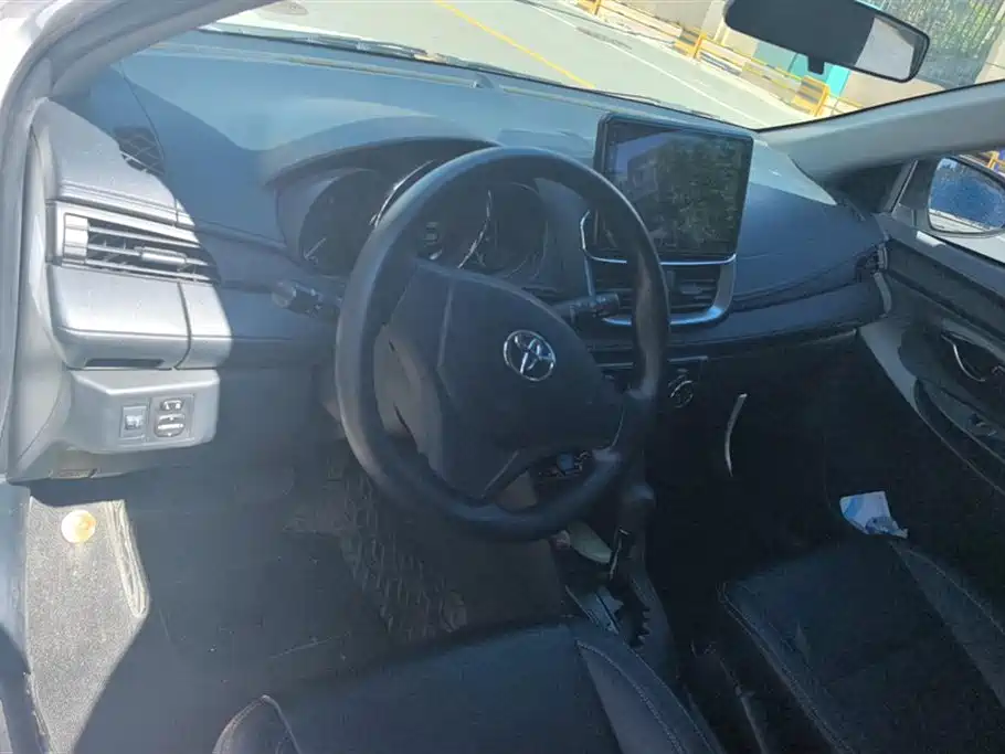 Toyota Yaris L 2021 — фото 12