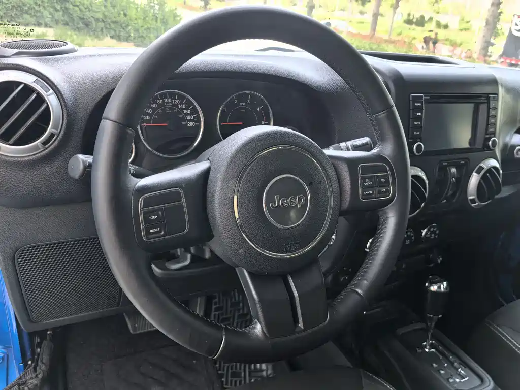 Jeep Wrangler 2016 — фото 11