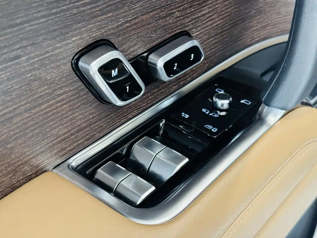 Land Rover Range Rover 2023 — фото 17