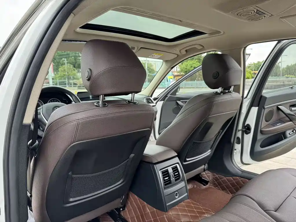 BMW 3 Series 2018 — фото 15