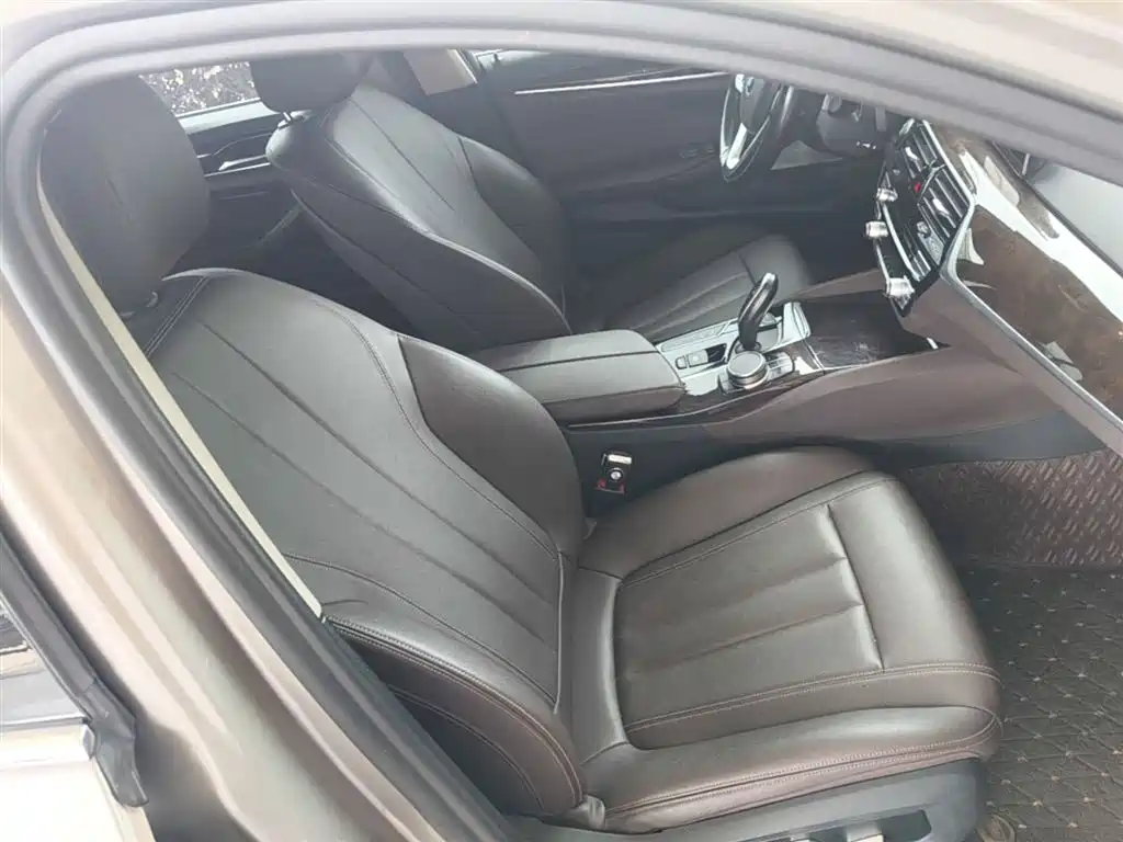 BMW 5 Series 2019 — фото 25